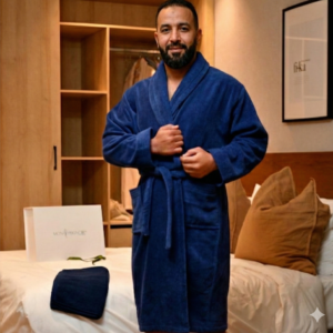 Peignoir Homme au Maroc : Confort, Douceur et Élégance Découvrez notre collection de peignoirs homme au Maroc, conçus pour accompagner vos moments de détente après la douche, le bain ou au réveil. Choisissez un modèle adapté à vos préférences, à votre confort et à votre style. Des peignoirs homme adaptés à vos besoins Que vous recherchiez un peignoir confortable pour la maison ou un modèle élégant à offrir, choisissez parmi les styles et les matières disponibles dans notre collection. Confort au quotidien : des modèles agréables à porter après la douche ou pendant vos moments de repos. Différents styles : choisissez la coupe, la couleur et les finitions selon vos préférences. Un cadeau utile : le peignoir homme peut être une idée cadeau pour un anniversaire, la fête des pères ou une occasion spéciale. Comment choisir votre peignoir homme ? Choisir la bonne matière Privilégiez une matière absorbante après la douche ou une texture douce pour vous détendre à la maison. Vérifiez les caractéristiques de chaque produit pour choisir le modèle qui correspond à vos attentes. Trouver la bonne taille Consultez le guide des tailles et les informations disponibles sur chaque fiche produit pour choisir une coupe confortable. Choisir la couleur et le style Optez pour une couleur classique ou un style plus original selon vos goûts. Si la personnalisation est proposée sur certains modèles, consultez leurs options avant de commander. Achetez votre peignoir homme sur MonPeignoir Explorez notre sélection de peignoirs homme et consultez les caractéristiques, les tailles, les prix et les disponibilités de chaque modèle. Retrouvez également nos collections de peignoirs femme et de cadeaux pour découvrir d'autres idées. Choisissez le peignoir qui vous convient et profitez du confort au quotidien.